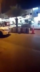 بالفيديو: سيارة انقلبت في حفرة عميقة بعد انشغال مواطن سعودي برسائل الدردشة
