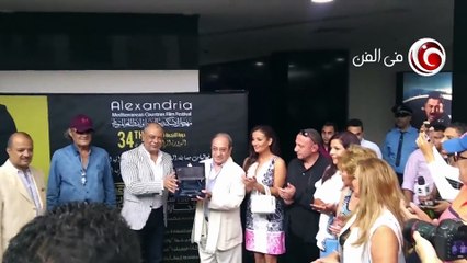 بالفيديو.. دريد لحام يتعرّض لموقف مُحرِج خلال تكريمه بالإسكندرية السينمائي