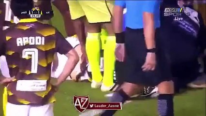 بالفيديو موقف طريف لمسعف في مبارة بالدوري السعودي يسقط على اللاعب المصاب