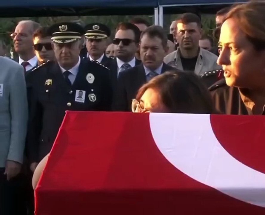 Polis merkezine saldırıda yaralanıp hastanede şehit olan polisin cenazesi memleketine uğurlandı