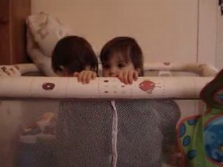 Maxime et Robin dansent dans le parc