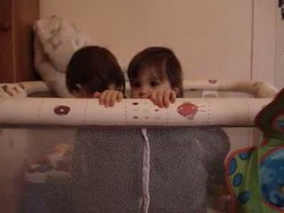 Maxime et Robin dansent dans le parc