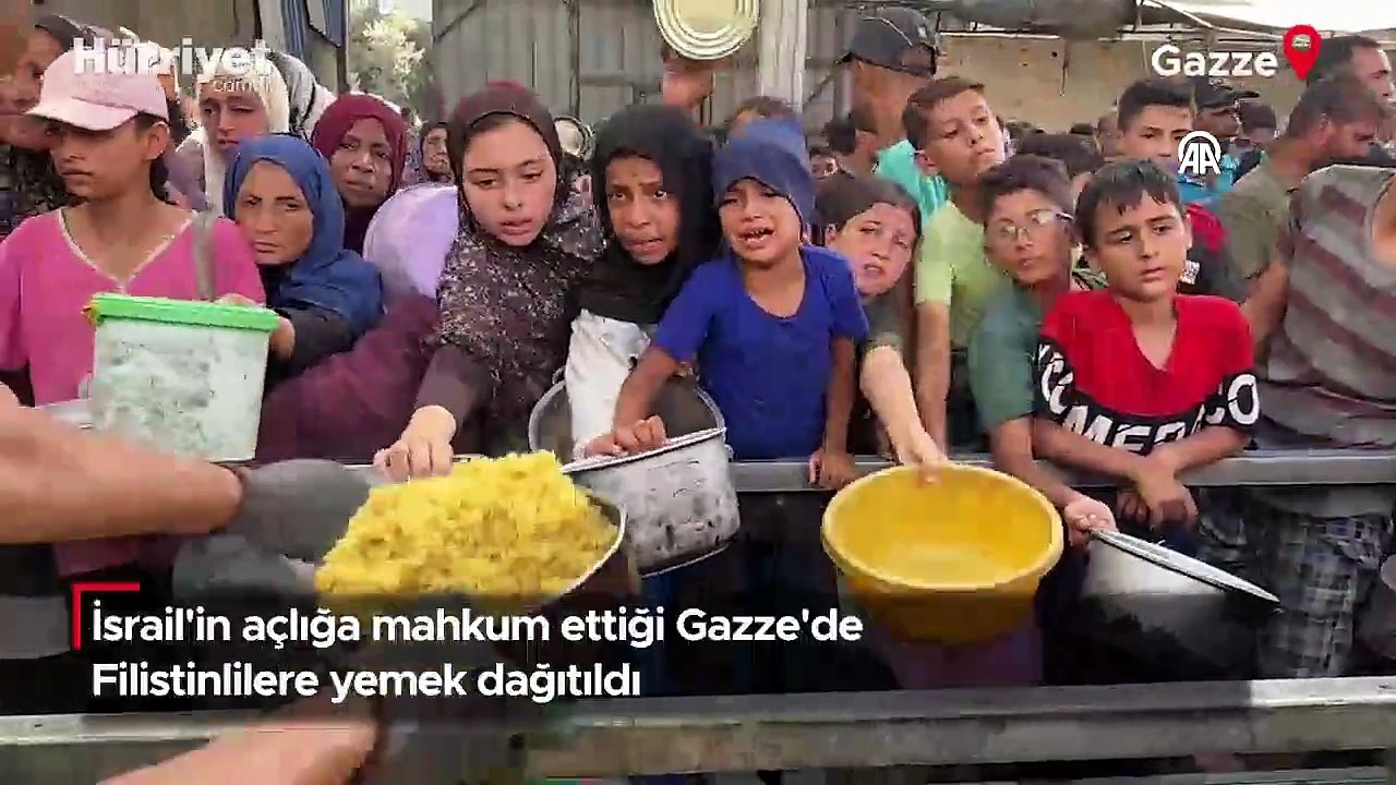 İsrail'in açlığa mahkum ettiği Gazze'de Filistinlilere yemek dağıtıldı