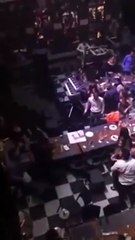 رد فعل عنيف من زوجة قامت بظبط زوجها يخونها مع اخرى داخل مطعم