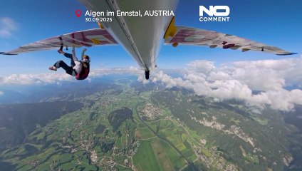 Alpinista esloveno sobe para as asas de um planador em pleno voo