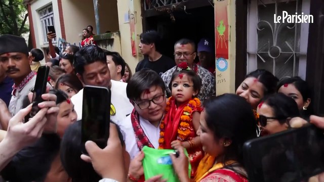 « Elle n’était que ma fille, aujourd’hui, elle est une déesse » : une enfant de 2 ans devient une divinité vivante au Népal