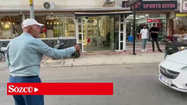 Trafikte kurallara uyan sürücülere karanfil dağıttı