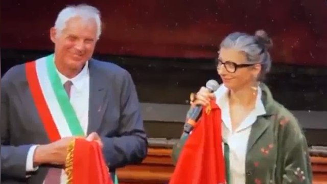 Il sindaco di Reggio Emilia premia Francesca Albanese e cita gli ostaggi in mano ad Hamas: fischi e urla del pubblico