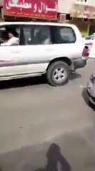 طلاب مدرسة أهلية يغلقون الشوارع ويمارسون التفحيط بالسعودية