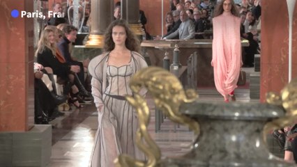 Fashion week : défilé Louis Vuitton au Louvre