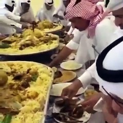 بالفيديو: وليمة كبيرة داخل أحد الأفراح بالمملكة !