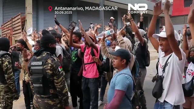 Migliaia protestano a Antananarivo chiedendo le dimissioni del presidente Andry Rajoelina