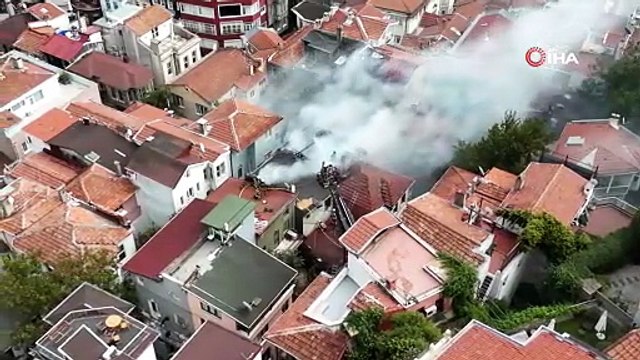 Beşiktaş’ta alevlere teslim olan 4 katlı ahşap bina çöktü: Yangın yan binaya sıçradı