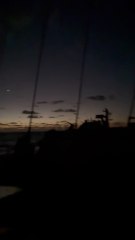 Un barco militar israelí rodea a la Flotilla durante la madrugada