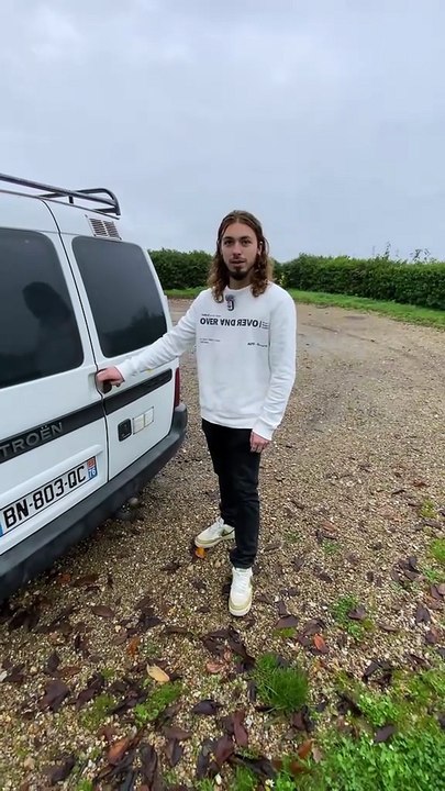 Il aménage son berlingot pour y vivre (2m²) !!