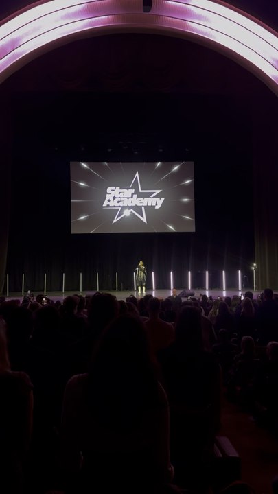 Lénie chante « À tes côtés » au showcase Star Academy