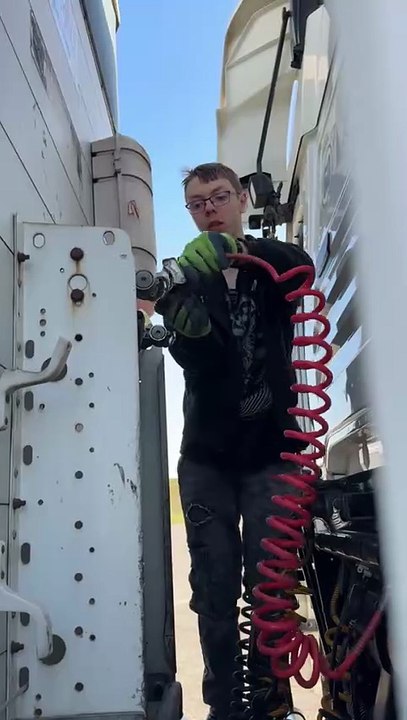 Il bloque les freins de sa semi en pleine autoroute !!