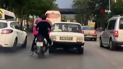 Tek Ayağıyla Otomobili İtti!