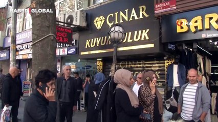 Kuyumcu altınları alıp kaçtı, vatandaşlar dükkanı yağmalamaya çalıştı