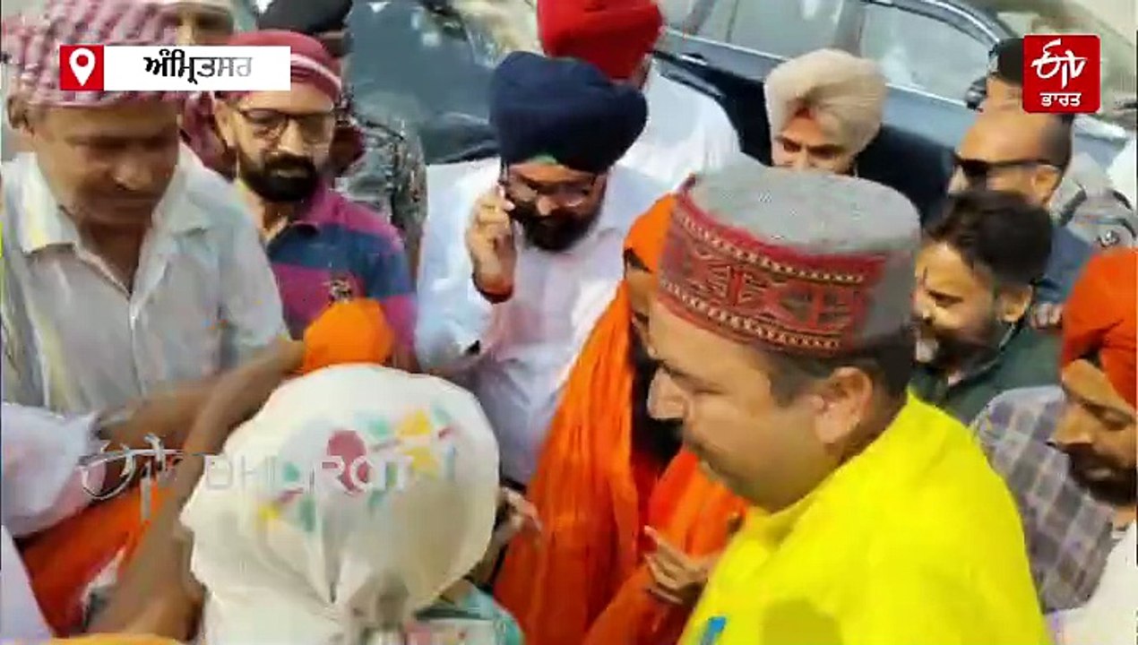 ਯੋਗ ਗੁਰੂ ਰਾਮਦੇਵ ਨੇ ਹੜ੍ਹ ਪੀੜਤਾਂ ਲਈ ਦਿੱਤਾ ਇੱਕ ਕਰੋੜ ਰਾਹਤ ਫੰਡ, ਦਰਬਾਰ ਸਾਹਿਬ ਵਿਖੇ ਟੇਕਿਆ ਮੱਥਾ