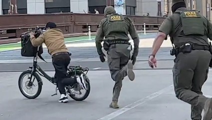 Man evades ICE agents on pedal bike in downtown Chicago chase