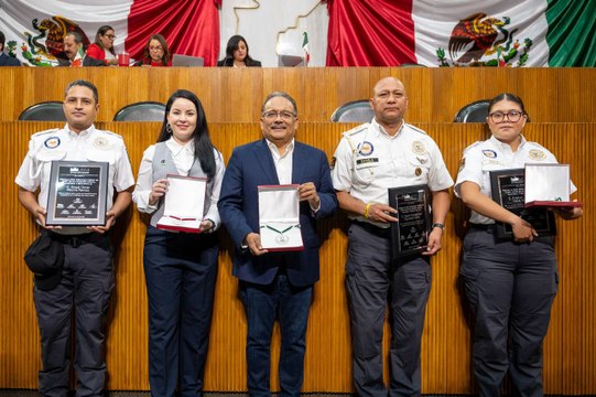 Andrés Mijes reconoce a policías por su profesionalismo y compromiso social con Escobedo