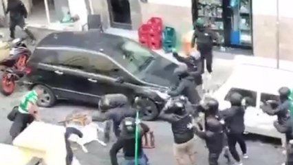 Il video degli scontri tra tifosi del Napoli e dello Sporting tra le vie del centro: risse a colpi di spranghe e pugni
