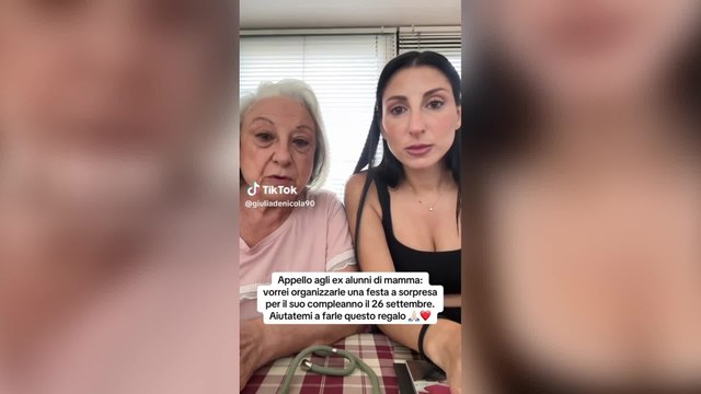 Milano, Giulia organizza una festa a sorpresa per la mamma malata di Alzheimer: arrivano tanti ex allievi, la gioia della prof. Borruso
