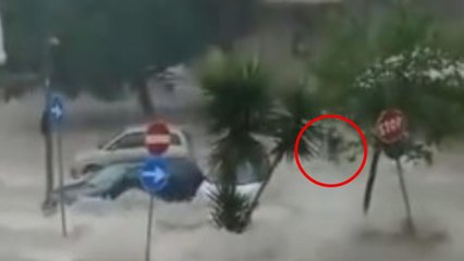 La donna trascinata via dall'acqua durante il nubifragio a Favara: il video