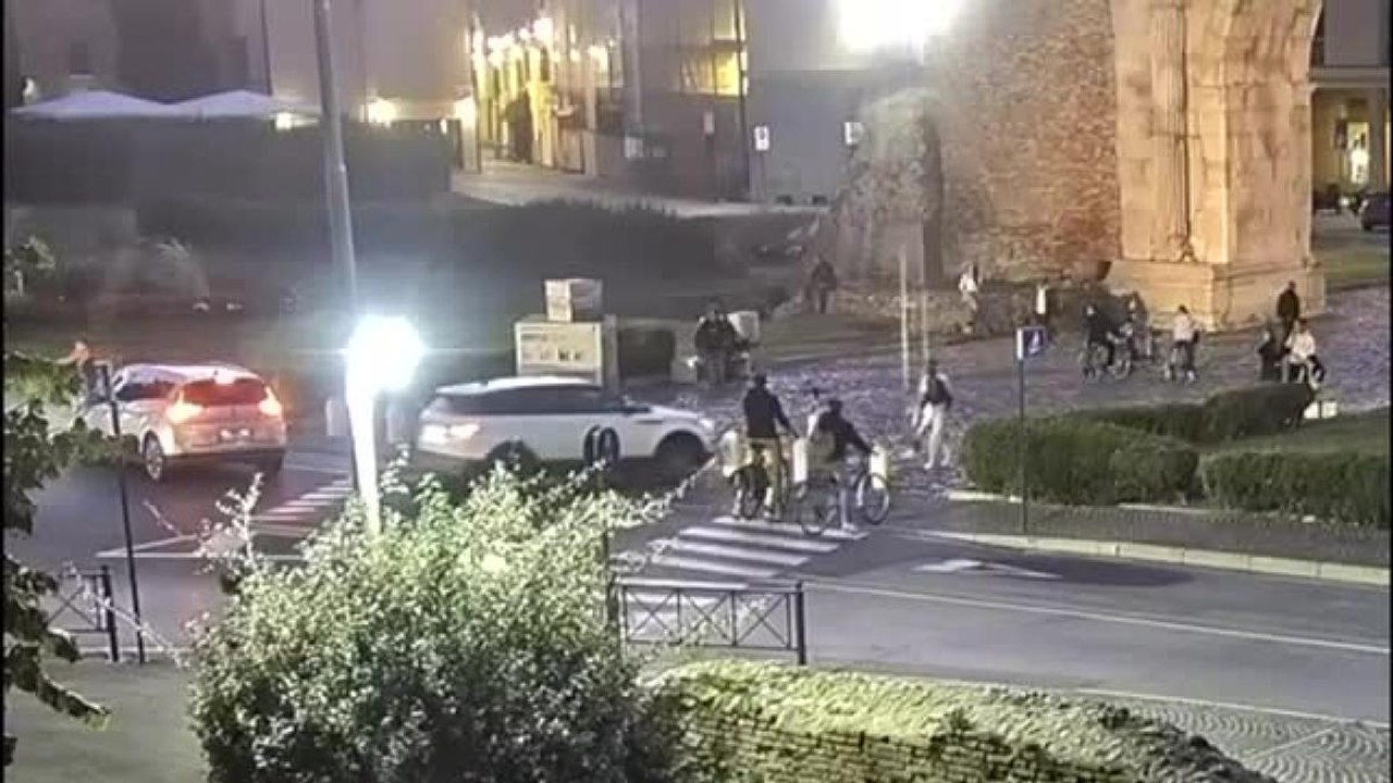 Rimini, il video del suv che sfonda le barriere dell'Arco d'Augusto ed entra nell'area pedonale: «Dovrà risarcire i danni»
