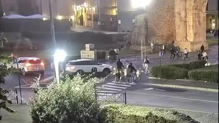 Rimini, il video del suv che sfonda le barriere dell'Arco d'Augusto ed entra nell'area pedonale: «Dovrà risarcire i danni»