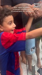 Cet homme offre une surprise d’anniversaire unique à ce petit garçon