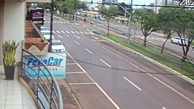 Câmera flagra acidente entre Asta e moto no Centro de Cascavel