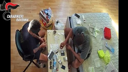 Ravenna, il video del blitz dei carabinieri contro il traffico di cocaina e hashish: «Nove arresti, sequestrati dieci chili di droga»