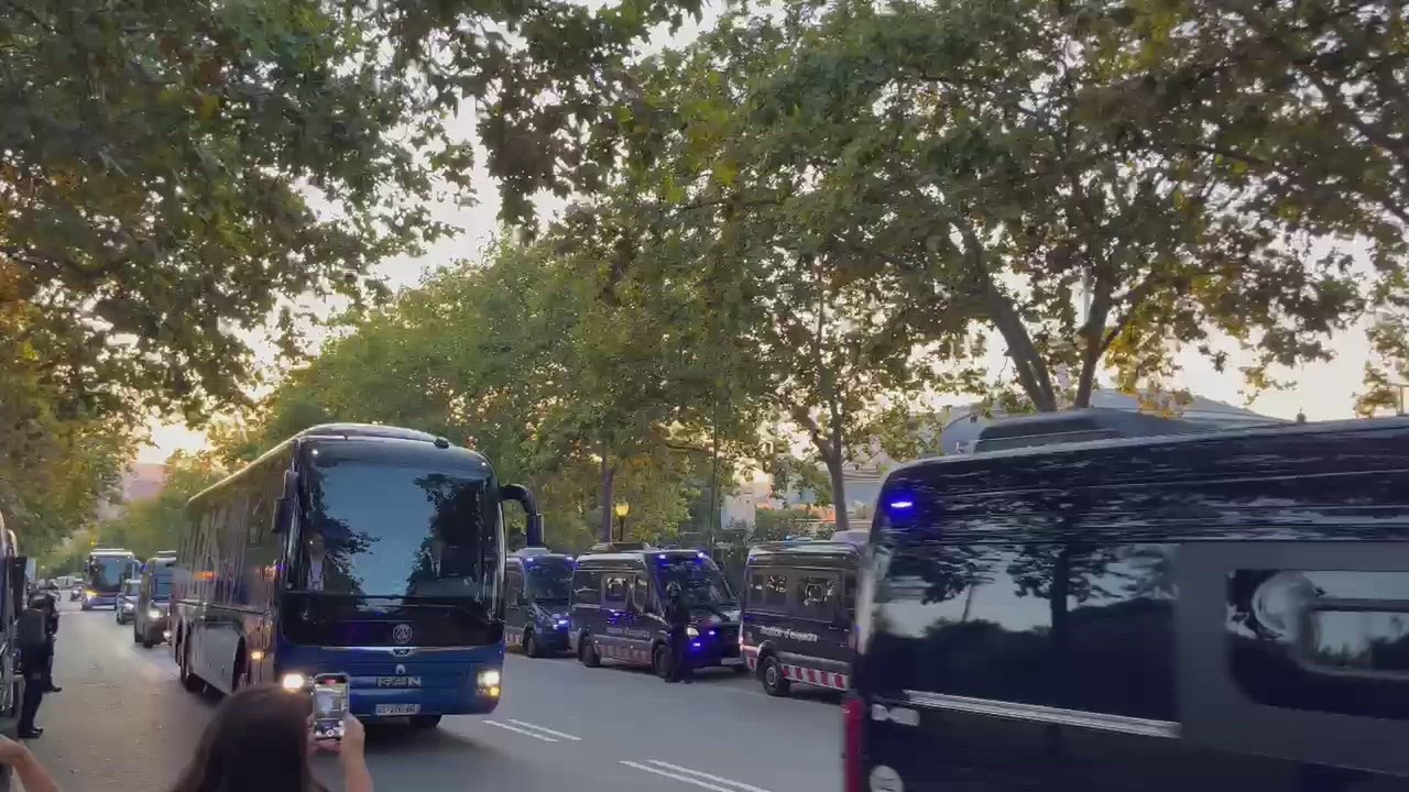 Máxima tensión en la llegada del PSG a Montjuïc: lanzamiento de objetos y bengalas