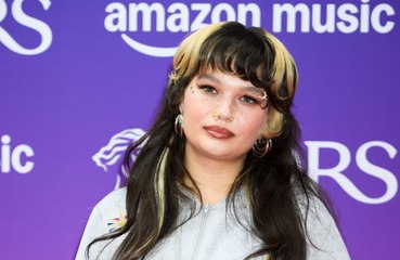 Lola Young : suite à son malaise sur scène, la chanteuse annule la totalité de ses prochains concerts