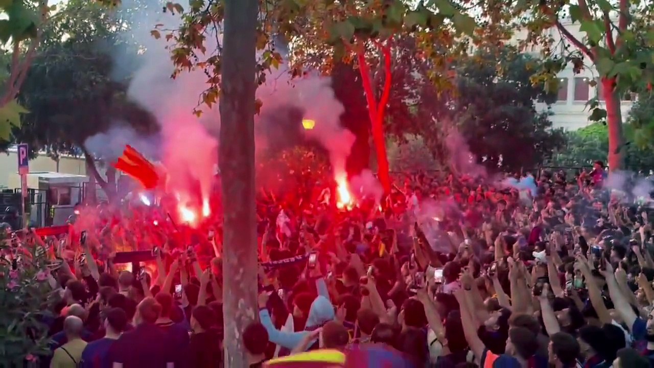 La espectacular bienvenida de la afición culé al autocar del Barça