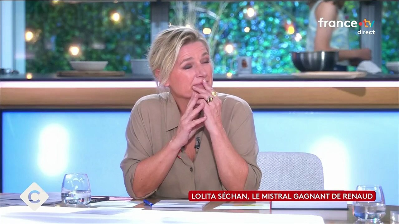 VOICI - "Désolée papa ! " : le tacle tout en humour de Lolita Séchan à son père Renaud sur le plateau de C à vous (ZAPTV)