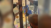 La heroicidad de dos vecinos encerrando a un atracador armado en una tienda de Fuenlabrada