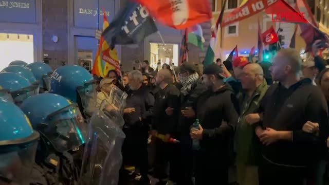 Flotilla, migliaia di attivisti a Roma in piazza Barberini: le immagini della protesta