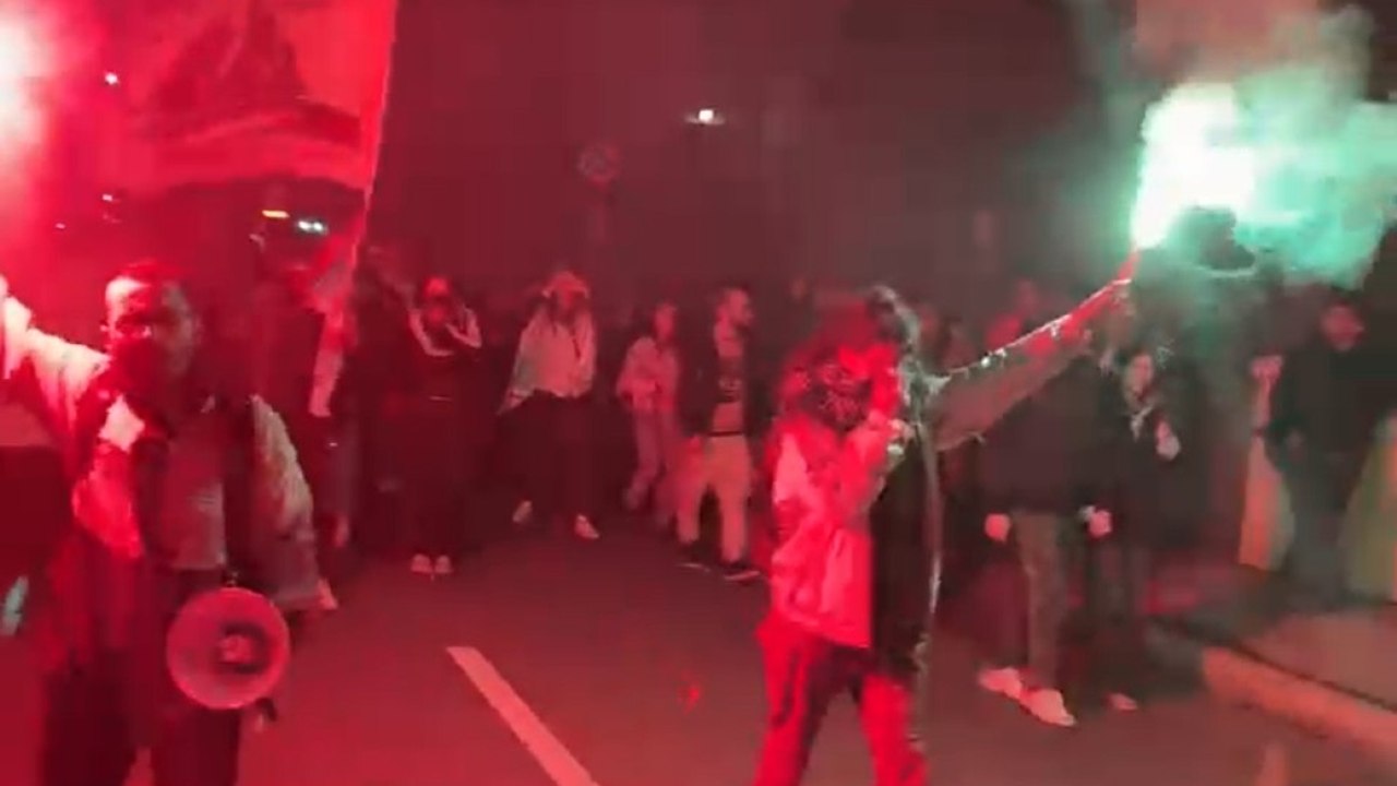 Le immagini della manifestazione di Bologna per la Flotilla: il corteo blocca i viali