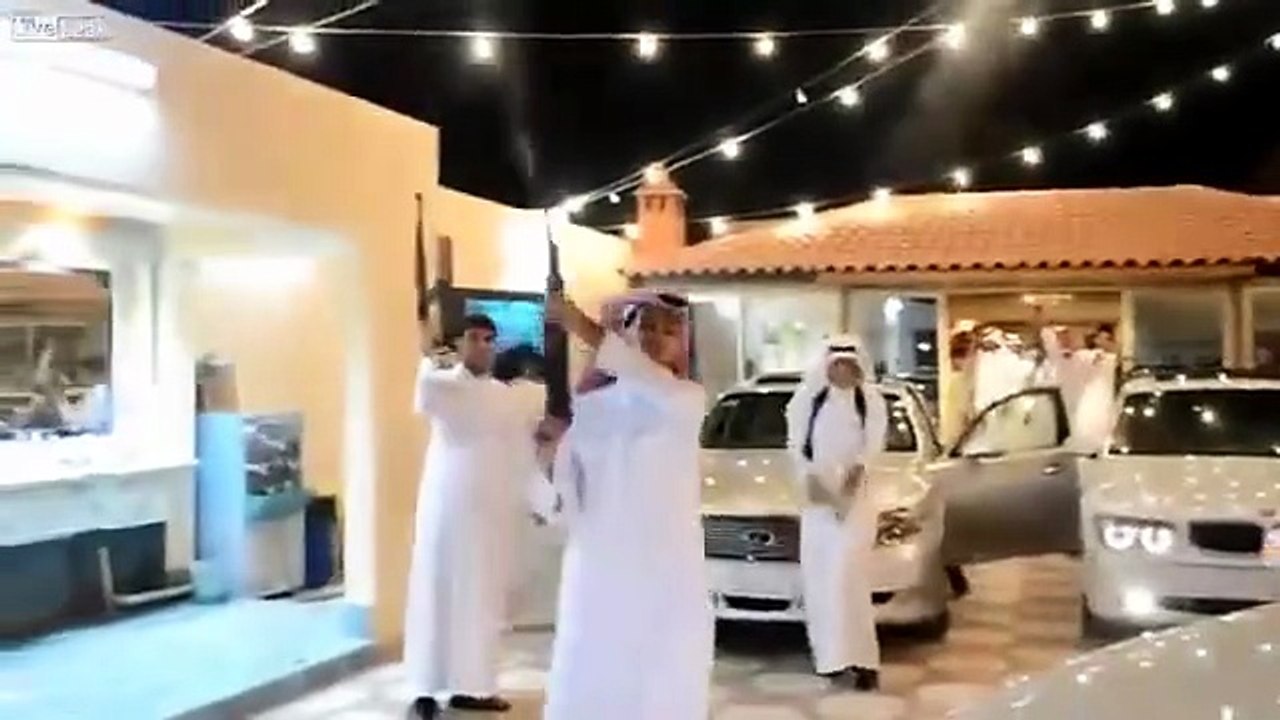 بالفيديو: إطلاق نار بشكل كثيف ابتهاجاً بحفل زفاف لأحدى افراد عائلة غنية بالمملكة