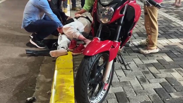 Motociclista tem suspeita de fratura no tornozelo ao colidir contra carro na Rua Ipanema