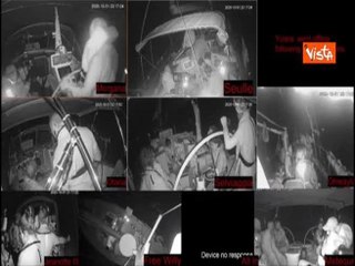 Abbordaggio israeliano alla Flotilla, gli attivisti con le mani in alto