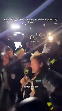 Alman polisi, Berlin'deki Sumud Filosu'na destek eylemine katılan Yahudi protestocuyu gözaltına aldı