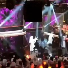 شاهدي اقتحام الجمهور لحفل عيضة المنهالي