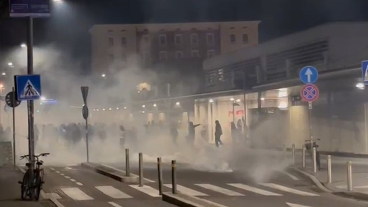 Bologna, disordini alla stazione Alta Velocità dopo il corteo per la Flotilla: lacrimogeni per disperdere i manifestanti