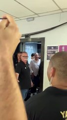 Lesionado, Neymar chega à Vila para assistir Santos x Grêmio