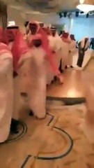 بالفيديو مجموعة من الشباب يقدمون رقصة شهيرة في أحد الأفراح بالمملكة