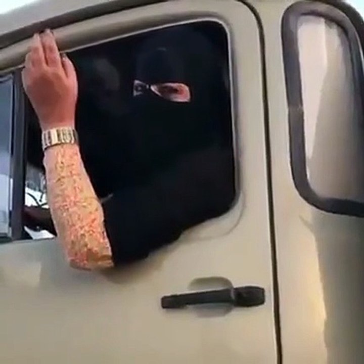 بالفيديو مواطنة سعودية تثير الجدل على مواقع التواصل بعد قيادتها وايت ماء
